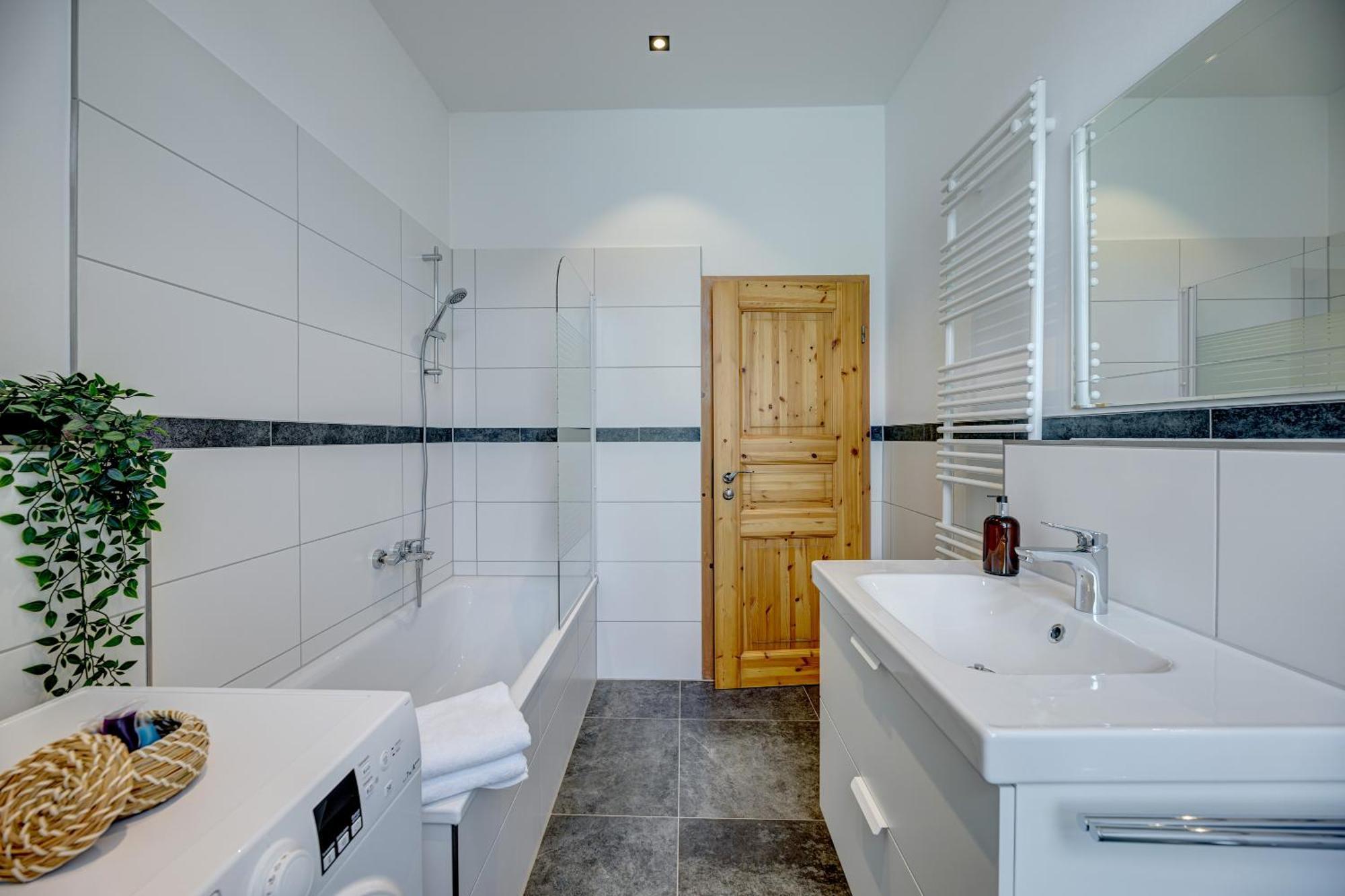 Kaza Guesthouse, Centrally Located 2 & 3 Bedroom Apartments In 아우크스부르크 외부 사진